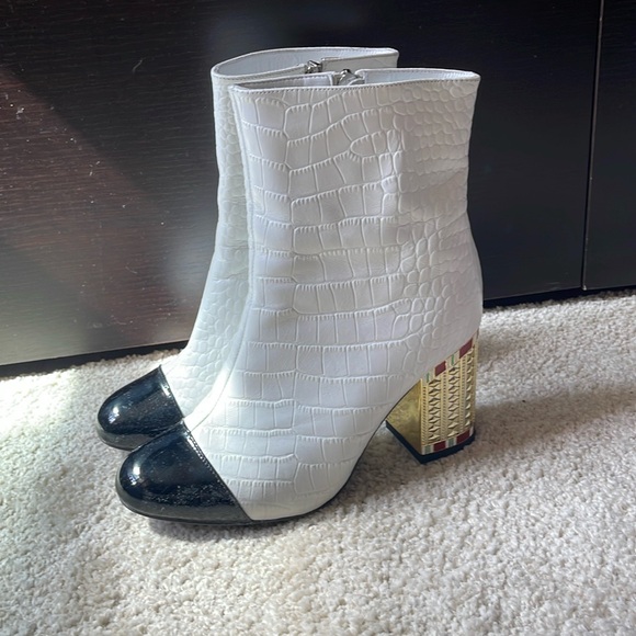 Chanel boots - Picture 1 of 8
